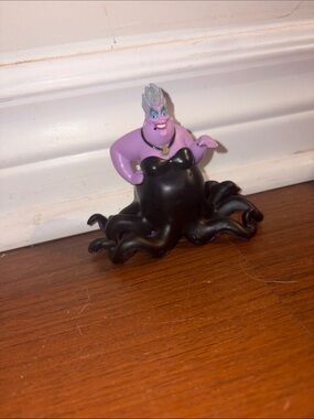 Disney Ursula Figure in Purple and Black - Villain Playset Piece